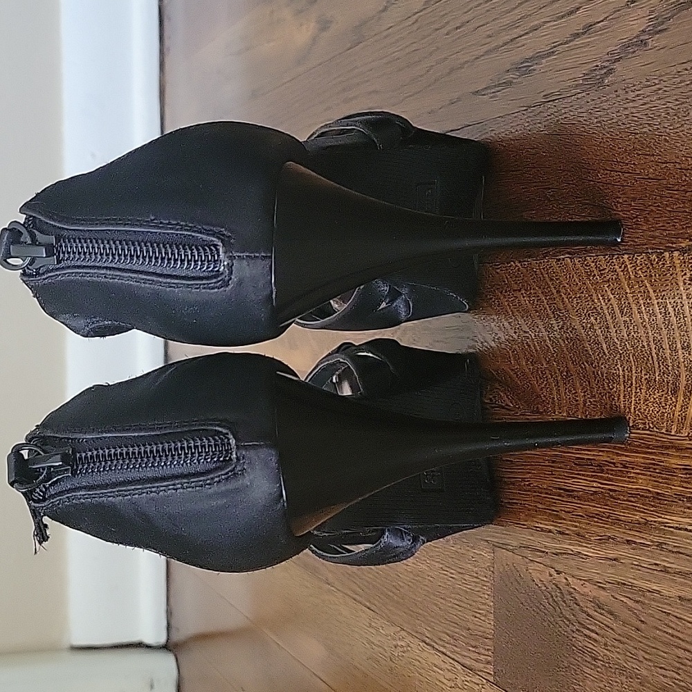 Heels - Picture 2 of 3